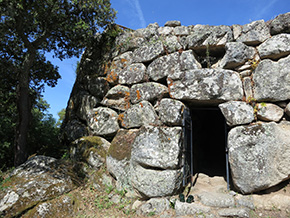 Sardegna La porticina di accesso al Nuraghe Majori