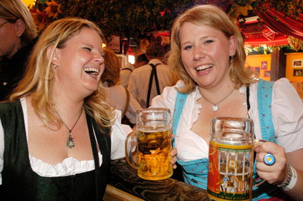 Quando impazza l'Oktoberfest 1 Un brindisi per cominciare le festa (© Fotostudio Kubinska & Hofmann)
