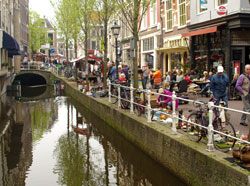 Il canale che scorre lungo la Voldersgracht. Al numero 25 è nato il pittore Vermeer