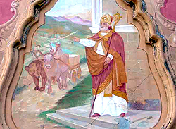 Sulla facciata della chiesa di Sant'Olcese è raffigurato il miracolo dell'orso che traina il carretto insieme a un bue