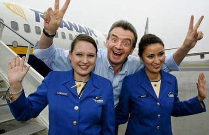 Due hostess insieme a Michael O'Leary, amministratore delegato di Ryanair 