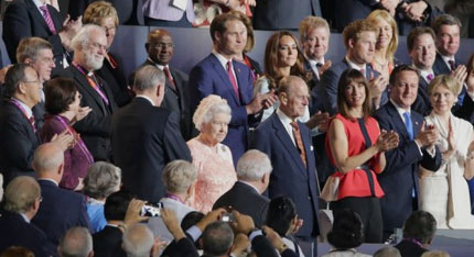 La Regina Elisabetta con il Primo Ministro alla cerimonia d'apertura dei Giochi Olimpici