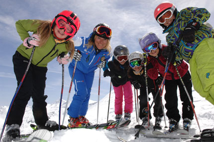 Sciatori in erba sulle montagne lombarde