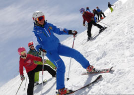Sciatori in erba sulle montagne lombarde