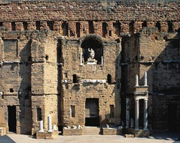 Il muro con la statua di Augusto