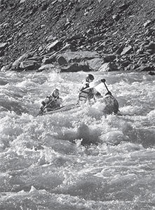 Alaska Pietro e Bonnie nelle rapide del Kongakut - Alaska, USA (© Michele Dalla Palma)