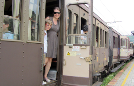 La giornalista di Mondointasca, autrice dell'articolo, a bordo del treno storico con suo figlio
