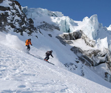 Discesa libera sulla neve delle montagne del gruppo dell'Ortles. L'Ortler, in tedesco, è la vetta più alta delle Alpi Orientali