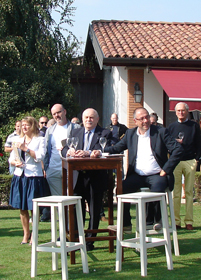 Ospiti sorseggiano vino nella Tenuta Ambrosini