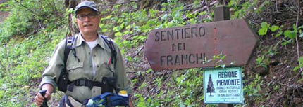 Abbazia Sosta davanti al cartello del sentiero dei Franchi