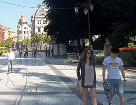 Larghi marciapiedi per passeggiare in città