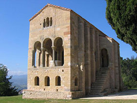 L'esterno di Santa María del Naranco