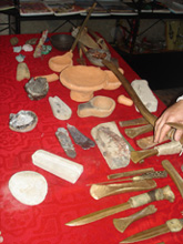 Alcune riproduzioni di vasellame e utensili preistorici
