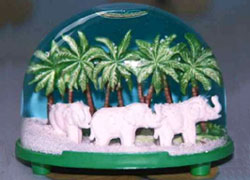 Palla di neve con elefanti e palme