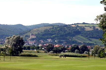 Hole in one nell'antica Pannonia 1 Dolci colline incorniciano il green