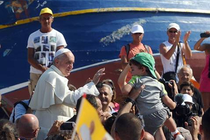 Papa Francesco a Lampedusa. Foto: Ansa