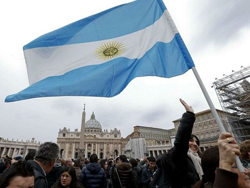 La bandiera argentina in Piazza San Pietro (Foto by EPA/VALDRIN XHEMAJ) 