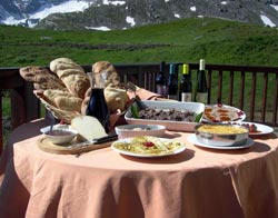 Una tavola imbandita con vini e pietanze del parco del Gran Paradiso