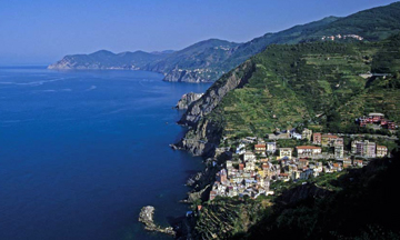 Club alpino italiano e Federparchi, dialogo aperto 4 Un'immagine aerea del Parco Nazionale delle Cinque Terre