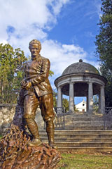 La statua in bronzo dello scultore Paolo Annibali 