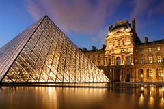 La piramide davanti al Louvre