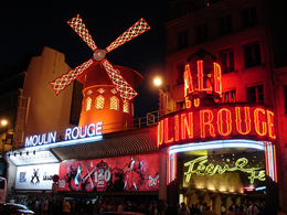 ll celebre Moulin Rouge, nel quartiere a luci rosse di Pigalle a Parigi