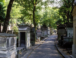 Lungo i viali del cimitero di Père-Lachaise