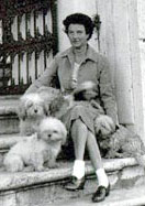 I veneziani gratis alla Guggenheim collection 4 Peggy Guggenheim con i suoi cani a Venezia nel 1949