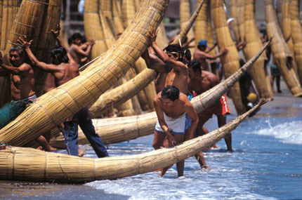 Perù. Uomini mettono in mare le Caballitos de totora, imbarcazioni monoposto di antica tradizione 