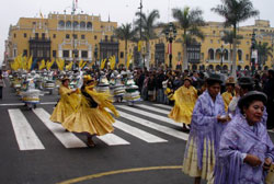 Perù. Lima, festa folcloristica in Plaza Mayor (o Plaza de Armas) 
