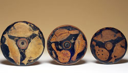 Piatti da pesce. Ceramica, produzione campana
Terzo quarto del IV secolo a.C.
(Nn. Inv. A 0.9.244, A 0.9.245, A 0.9.246)