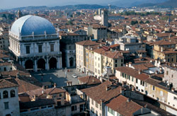 Turismo: la Lombardia fa da sé 2 Piazza della Loggia a Brescia