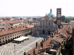 Turismo: la Lombardia fa da sé 1 Piazza Ducale di Vigevano