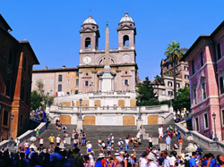 Turisti in piazza di Spagna a Roma