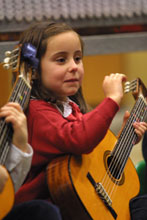 Una giovanissima chitarrista del gruppo Piccoli Musici Suzuki