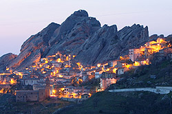 Pietrapertosa come un presepe illuminato