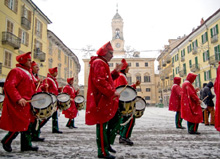I pifferi e tamburi suonano le tradizionali marce militari ottocentesche. Il 6 gennaio hanno annunciato agli eporediesi l'inizio del Carnevale
