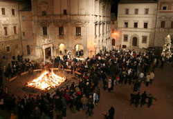 Notte di San Silvestro con la pira accesa in piazza Grande