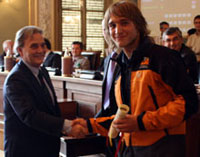Ettore Pirovano premia il giovane alpinista Paolo Grisa