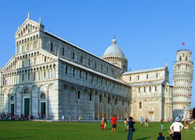 Turisti in Piazza dei Miracoli a Pisa