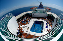 Piano piscina sul Cruise Barcelona. Il cruise ferry è caratterizzato dai comfort tipici delle navi da crociera 