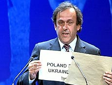Michel Platini nel momento dell'assegnazione degli Europeri di Calcio 2012