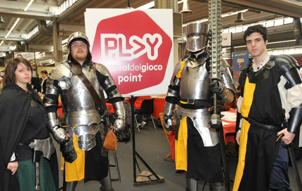 Un gruppetto di Cosplayer che indossano gli abiti dei loro personaggi preferiti