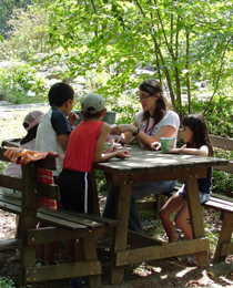 Un'educatrice avvicina i piccoli al mondo della natura