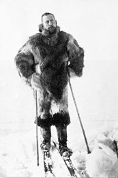 Roald Amundsen sugli sci (AMNH Library)