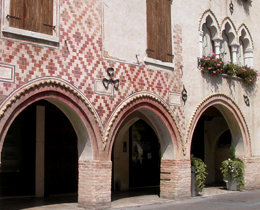 Archi e trifore contraddistinguono le architetture di Portogruaro