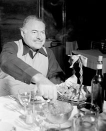 Cortina 1948, Hotel de la Poste. Un soddisfatto Hemingway giunto al dessert. Foto © Graziano Arici Archives, Venice