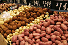 Diverse varietà di patata sul banco di un mercato