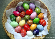 Un cestino pieno delle tipiche uova pasquali decorate 