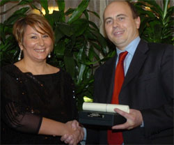 La premiazione dell'anno scorso con Lucrezia Agnes che ritira il premio per Biagio Agnes da Ruben Razzante